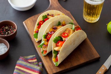 Tavuklu taco, domates, mısır ve soğan. Meksika yemeği. Fast food