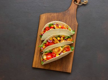 Tavuklu taco, domates, mısır ve soğan. Meksika yemeği. Fast food