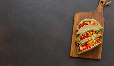 Tavuklu taco, domates, mısır ve soğan. Meksika yemeği. Fast food