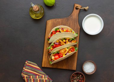 Tavuklu taco, domates, mısır ve soğan. Meksika yemeği. Fast food