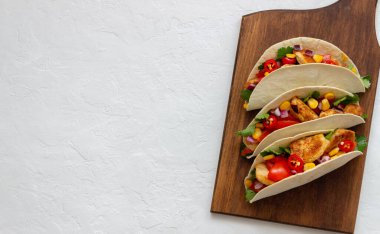 Tavuklu taco, domates, mısır ve soğan. Meksika yemeği. Fast food