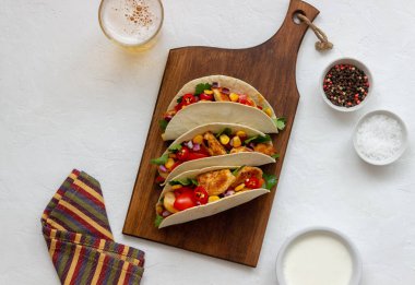 Tavuklu taco, domates, mısır ve soğan. Meksika yemeği. Fast food