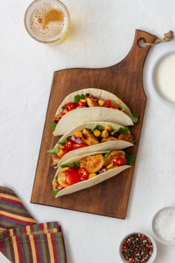 Tavuklu taco, domates, mısır ve soğan. Meksika yemeği. Fast food