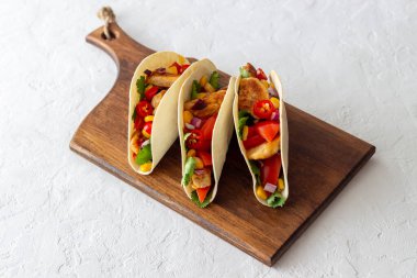 Tavuklu taco, domates, mısır ve soğan. Meksika yemeği. Fast food