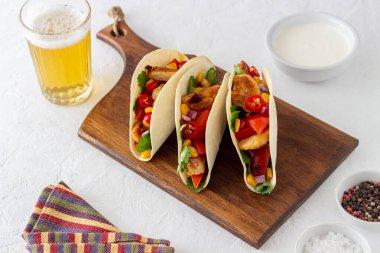 Tavuklu taco, domates, mısır ve soğan. Meksika yemeği. Fast food