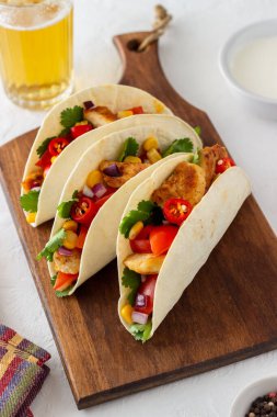 Tavuklu taco, domates, mısır ve soğan. Meksika yemeği. Fast food