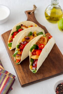 Tavuklu taco, domates, mısır ve soğan. Meksika yemeği. Fast food