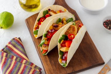 Tavuklu taco, domates, mısır ve soğan. Meksika yemeği. Fast food