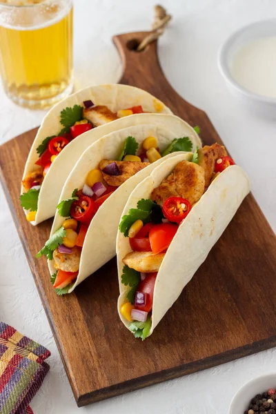 Tavuklu taco, domates, mısır ve soğan. Meksika yemeği. Fast food