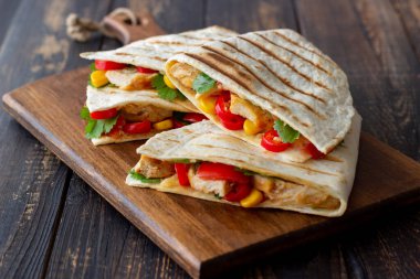 Tavuk, domates, mısır, peynir ve biberli Quesadilla. Meksika yemekleri Fast food