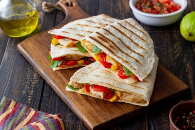 Tavuk, domates, mısır, peynir ve biberli Quesadilla. Meksika yemekleri Fast food