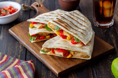 Tavuk, domates, mısır, peynir ve biberli Quesadilla. Meksika yemekleri Fast food