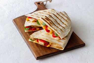Tavuk, domates, mısır, peynir ve biberli Quesadilla. Meksika yemekleri Fast food