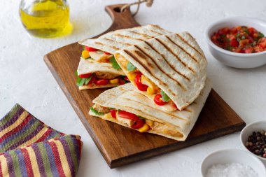 Tavuk, domates, mısır, peynir ve biberli Quesadilla. Meksika yemekleri Fast food