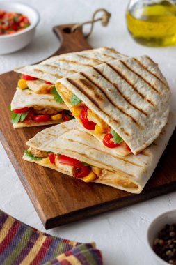 Tavuk, domates, mısır, peynir ve biberli Quesadilla. Meksika yemekleri Fast food