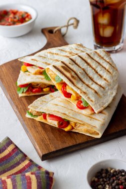 Tavuk, domates, mısır, peynir ve biberli Quesadilla. Meksika yemekleri Fast food