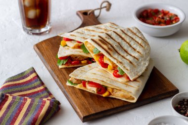 Tavuk, domates, mısır, peynir ve biberli Quesadilla. Meksika yemekleri Fast food