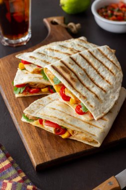 Tavuk, domates, mısır, peynir ve biberli Quesadilla. Meksika yemekleri Fast food