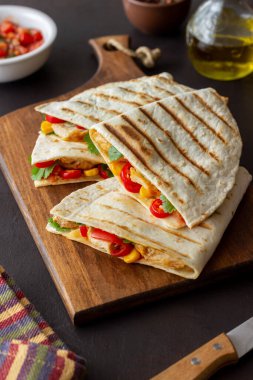 Tavuk, domates, mısır, peynir ve biberli Quesadilla. Meksika yemekleri Fast food