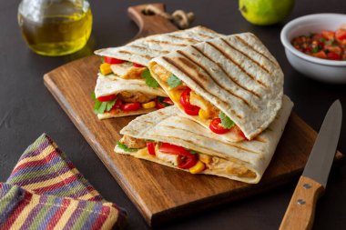 Tavuk, domates, mısır, peynir ve biberli Quesadilla. Meksika yemekleri Fast food