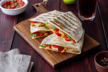 Tavuk, domates, mısır, peynir ve biberli Quesadilla. Meksika yemekleri Fast food