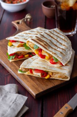 Tavuk, domates, mısır, peynir ve biberli Quesadilla. Meksika yemekleri Fast food