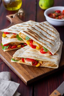 Tavuk, domates, mısır, peynir ve biberli Quesadilla. Meksika yemekleri Fast food