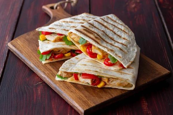 Tavuk, domates, mısır, peynir ve biberli Quesadilla. Meksika yemekleri Fast food