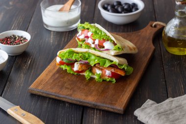 Tavuklu Pita, domates, salatalık, soğan, salata ve beyaz sos. Döner kebap. Sağlıklı beslenme