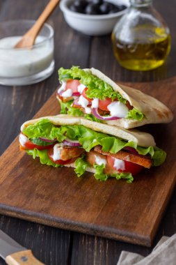 Tavuklu Pita, domates, salatalık, soğan, salata ve beyaz sos. Döner kebap. Sağlıklı beslenme