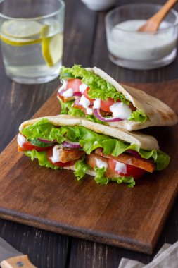 Tavuklu Pita, domates, salatalık, soğan, salata ve beyaz sos. Döner kebap. Sağlıklı beslenme