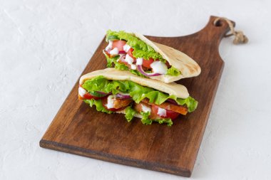 Tavuklu Pita, domates, salatalık, soğan, salata ve beyaz sos. Döner kebap. Sağlıklı beslenme