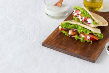 Tavuklu Pita, domates, salatalık, soğan, salata ve beyaz sos. Döner kebap. Sağlıklı beslenme