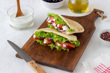 Tavuklu Pita, domates, salatalık, soğan, salata ve beyaz sos. Döner kebap. Sağlıklı beslenme