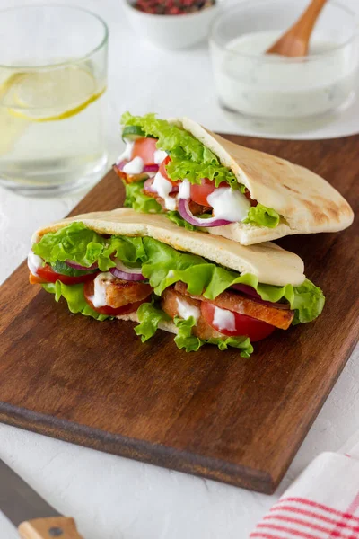 Tavuklu Pita, domates, salatalık, soğan, salata ve beyaz sos. Döner kebap. Sağlıklı beslenme