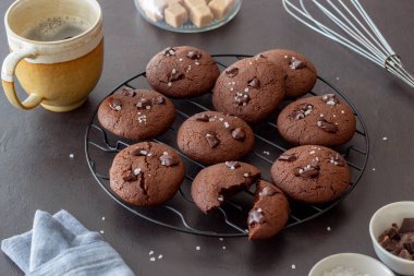 Tuzlu ve çikolatalı kurabiyeler. Ev yapımı hamur işleri. Yemek tarifi. Vejetaryen yemeği.