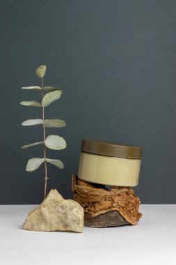 Yeşil arka planda Doğal Kozmetik. Krema. Minimalizm. Cilt bakımı. Vücut bakımı. Uzayı kopyala Model