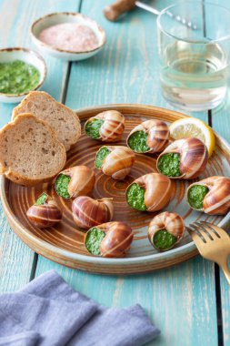 Salyangoz de Bourgogne. Tereyağlı salyangoz. Sağlıklı beslenme. Fransız yemeği.