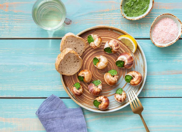 Salyangoz de Bourgogne. Tereyağlı salyangoz. Sağlıklı beslenme. Fransız yemeği.