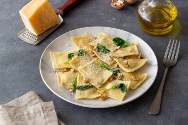 Ricotta peynirli, ıspanaklı ve fındıklı Ravioli. Sağlıklı beslenme. Vejetaryen yemeği. İtalyan mutfağı