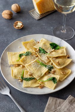 Ricotta peynirli, ıspanaklı ve fındıklı Ravioli. Sağlıklı beslenme. Vejetaryen yemeği. İtalyan mutfağı
