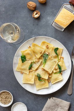 Ricotta peynirli, ıspanaklı ve fındıklı Ravioli. Sağlıklı beslenme. Vejetaryen yemeği. İtalyan mutfağı