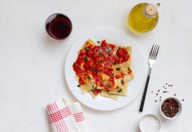 Domates soslu Ravioli, ıspanak ve parmesan peyniri. Sağlıklı beslenme. Vejetaryen yemeği. İtalyan mutfağı
