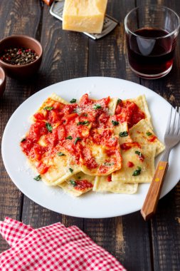 Domates soslu Ravioli, ıspanak ve parmesan peyniri. Sağlıklı beslenme. Vejetaryen yemeği. İtalyan mutfağı