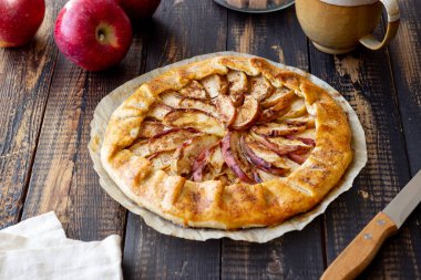 Elmalı turta veya galet. Pişirme. Vejetaryen yemeği.