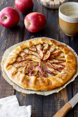 Elmalı turta veya galet. Pişirme. Vejetaryen yemeği.