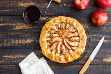 Elmalı turta veya galet. Pişirme. Vejetaryen yemeği.