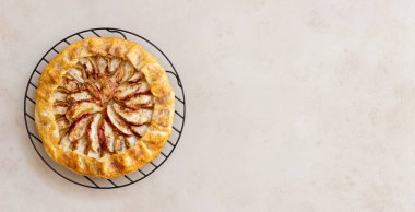 Elmalı turta veya galet. Pişirme. Vejetaryen yemeği.