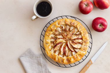 Elmalı turta veya galet. Pişirme. Vejetaryen yemeği.