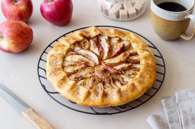 Elmalı turta veya galet. Pişirme. Vejetaryen yemeği.